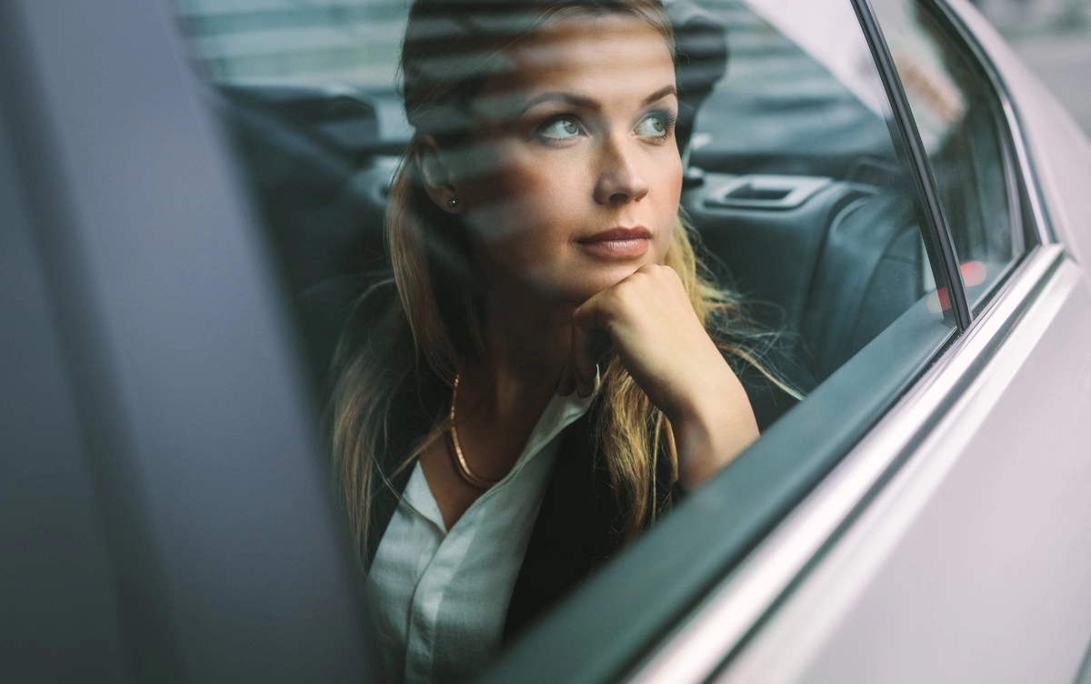 mujer taxi aeropuerto bilbao
